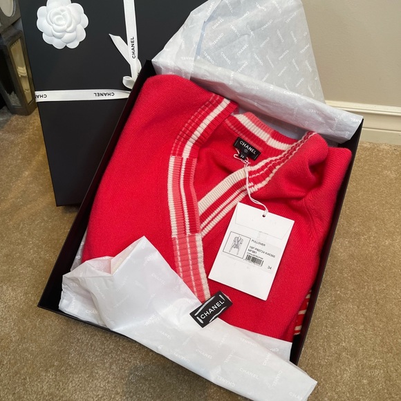 ❗️SOLD❗️Chanel wrap cashmere sweater BNWT - Picture 2 of 9